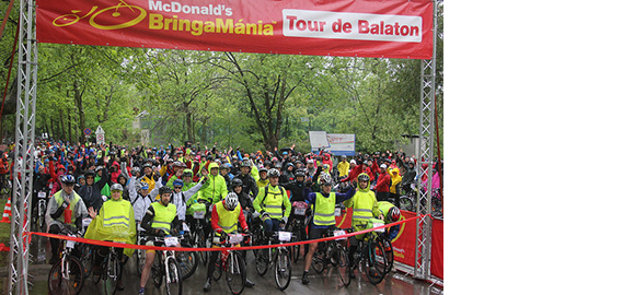 A zuhogó eső ellenére is 2600 kerékpáros tekert a Balaton körül a nyitott Balaton legnagyobb sporteseményén a McDonald's Bringamánia Tour de Balatonon